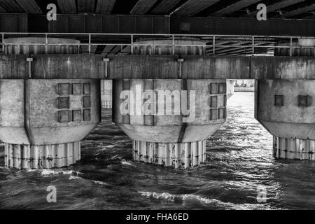 Brücke, die tragenden Säulen aus Fluss Stockfoto