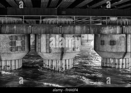 Brücke, die tragenden Säulen aus Fluss Stockfoto