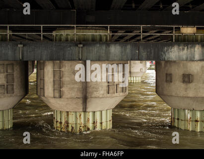 Brücke, die tragenden Säulen aus Fluss Stockfoto