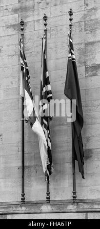 Drei Fahnen an der Seite das Kriegerdenkmal Cenotaph in Whitehall, London in schwarz / weiß Stockfoto