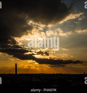 London, Großbritannien. 24. Februar, 2016. UK Wetter: Warm orange/gelb Sonnenuntergang über London City Landschaft Credit: Guy Corbishley/Alamy leben Nachrichten Stockfoto