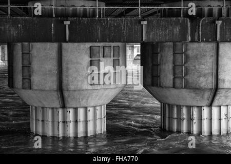 Brücke, die tragenden Säulen aus Fluss Stockfoto