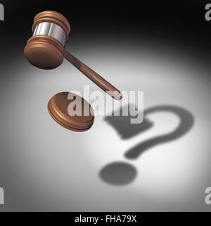 Frage Begriff und Gericht Fragen Symbol und Rechtsberatung-Symbol als Richterhammer oder Mallet mit einem soliden Block fallenden Casting ein Schatten als ein Fragezeichen geformt, Unsicherheit in Legalität Probleme darstellt. Stockfoto