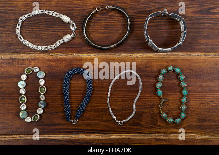 Verschiedene Armbänder aus Holz Hintergrund hautnah Stockfoto