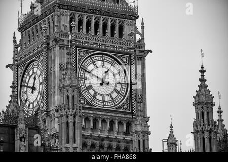 Big Ben auf der Palace of Westminster mit Nahaufnahme von Ziffernblatt zeigt zehn zu eins Stockfoto