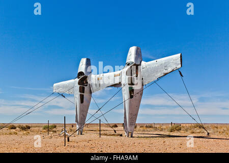 Mutonia Skulpturenpark, Alberrie Creek, Oodnadatta Track, "Flugzeug Henge" Instalations von Robin "Mutoid" Cooke Stockfoto