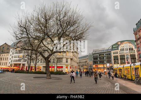 BERLIN - APRIL 1: Menschen gehen und genießen Sie das Quadrat in Hackescher Markt am 1. April 2015 in Berlin, Deutschland Stockfoto