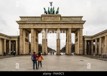 BERLIN - APRIL 2: Blick auf das alte und berühmte Wahrzeichen Brandenburger Tor am 2. April 2015 in Berlin, Deutschland Stockfoto