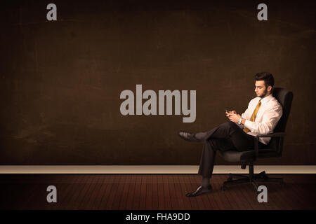 Geschäftsmann hält High-Tech-Tablet auf Hintergrund mit Exemplar Stockfoto