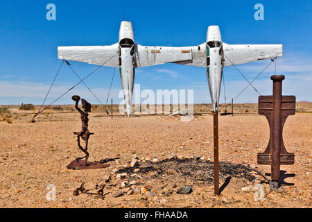 Mutonia Skulpturenpark, Alberrie Creek, Oodnadatta Track, "Flugzeug Henge" Instalations von Robin "Mutoid" Cooke Stockfoto