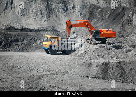 Bagger Muldenkipper laden Stockfoto