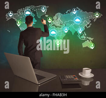 Verkäufer, die Zeichnung auf der Weltkarte im Büro Stockfoto