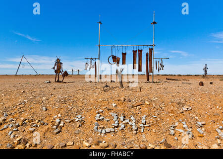 Mutonia Skulpturenpark, Alberrie Creek, Oodnadatta Track, Skulpturen und Kunst-Installationen von Robin "Mutoid" Cooke Stockfoto