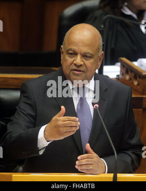 Cape Town, Südafrika. 24. Februar 2016. Südafrikanische Finanzminister Pravin Gordhan liefert seinen Staatshaushalt Rede? im Parlament in Kapstadt, Südafrika, am 24. Februar 2016. In Südafrika wird das Tempo der Haushaltskonsolidierung und Abbau des Haushaltsdefizits um 2,4 Prozent von 2018/19 vor dem Hintergrund der langsamen Wachstum, steigende Verschuldung und höhere Zinsen, sagte Finanzminister Pravin Gordhan am Mittwoch.? © DOC/Kopano Tlape/Xinhua/Alamy Live-Nachrichten Stockfoto