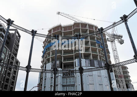 Gasholders Residential Tower im Bau an Pancras Lock am Kanal in der Nähe von Kings Cross London UK KATHY DEWITT Stockfoto