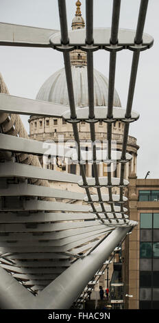 Blick auf St. Pauls Cathedral durch Brückenbauwerk Stockfoto