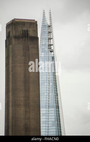 Hoch gemauerten Schornstein der Londoner Tate Gallery vor dem Shard-Turm Stockfoto