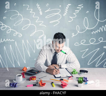 Müde Büroangestellte mit gezeichneten Linien chaotisch Stockfoto