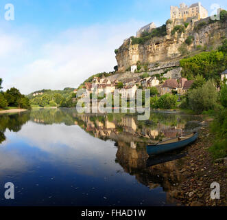 Das Dorf von Beynac-et-Cazenac mit dem Chateau de Beynac Schloss auf den Klippen neben Fluss Dordogne in Frankreich gebaut. Stockfoto