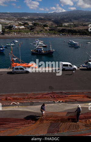 Hafen von Fischer, Reparatur und Wartung ihre Netze auf dem Kai in Playa San Juan, Teneriffa, Kanarische Inseln, Spanien. Stockfoto