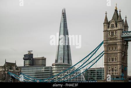 Tower Bridge mit dem Shard und County Hall hinter Stockfoto
