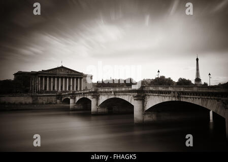 Paris-Fluss und Brücke mit Nationalversammlung Stockfoto