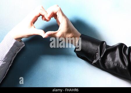 Abstrakte Liebe Herz Hände mit Schatten Stockfoto