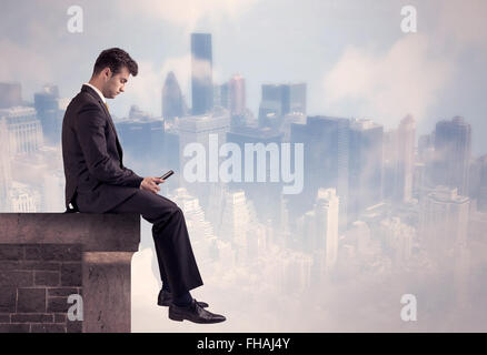 Verkäufer sitzt oben auf einem hohen Gebäude Stockfoto