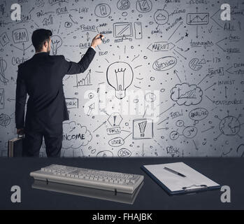 Geschäftsmann schreiben Strategieplan an Wand Stockfoto