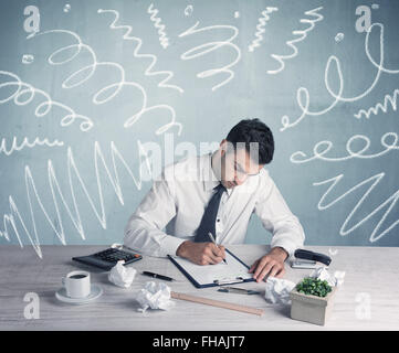 Müde Büroangestellte mit gezeichneten Linien chaotisch Stockfoto