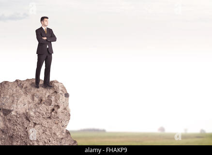 Glückliche Verkäufer auf Klippe im Land Stockfoto