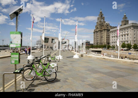City-Bikes zum Verleih zur Verfügung in der Nähe der Leber Gebäude und Museum of Liverpool, Liverpool, UK. Stockfoto