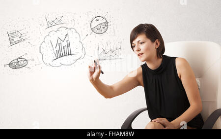 Junge Dame skizzieren finanzielle Diagramm Icons und Symbole Stockfoto