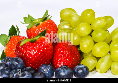 Erdbeere, Traube und Heidelbeeren auf weißem Hintergrund Stockfoto