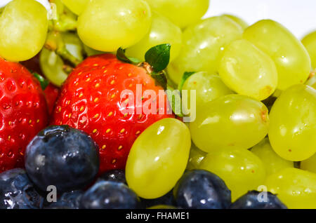 Erdbeere, Traube und Heidelbeeren auf weißem Hintergrund Stockfoto