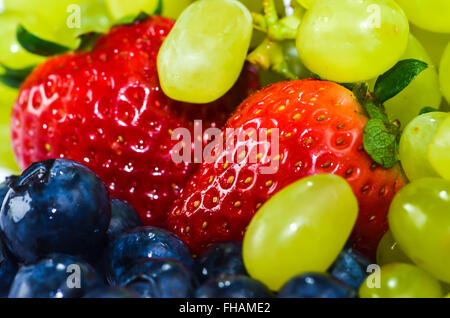 Erdbeere, Traube und Heidelbeeren auf weißem Hintergrund Stockfoto