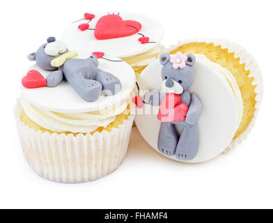 Cupcakes mit Teddy Bären und Herzen isoliert auf weißem Hintergrund. Valentinstag Kuchen. Stockfoto