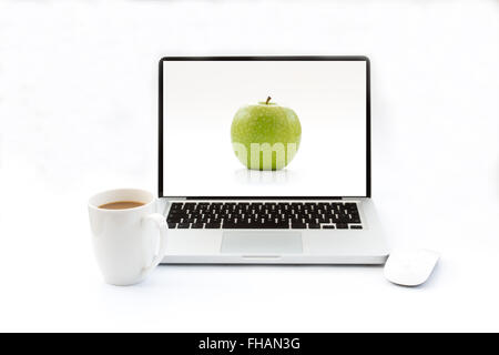 Ein Laptop Computer auf einem Schreibtisch mit einer Maus und einer Tasse Kaffee und einem Apple Bildschirmschoner. isoliert weißer Hintergrund. Stockfoto