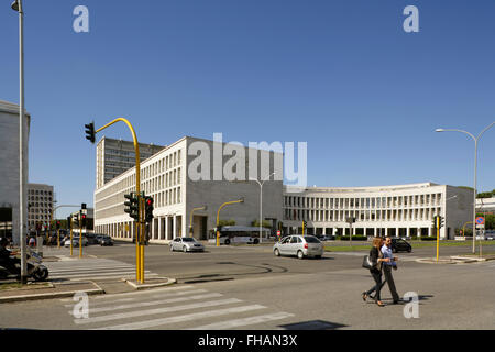 Piazzale Delle Nazioni Unite, auf die via Cristoforo Colombo im Geschäftsviertel EUR, Rom, Italien. Stockfoto