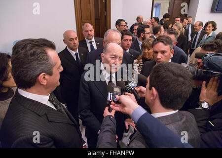 Rom, Italien. 24. Februar 2016. Paolo Grossi von Presse am Palazzo della Consulta in Itay interviewt. Verfassungsgericht der Republik Italien wählt Paolo Grossi als seinen neuen Präsidenten mit 14/15 Vorlieben. Bildnachweis: Davide Fracassi/Pacific Press/Alamy Live-Nachrichten Stockfoto