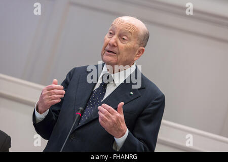 Rom, Italien. 24. Februar 2016. Paolo Grossi neuer Präsident des italienischen Verfassungsgerichtshofs im Palazzo della Consulta in Italien. Verfassungsgericht der Republik Italien wählt Paolo Grossi als seinen neuen Präsidenten mit 14/15 Vorlieben. Bildnachweis: Davide Fracassi/Pacific Press/Alamy Live-Nachrichten Stockfoto