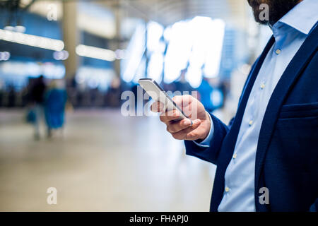Nahaufnahme von Hipster Geschäftsmann mit Smartphone, u-Bahnstation Stockfoto