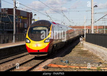 Jungfrau Bahnen Pendolino kommt in Warrington Bank Quay mit Glasgow Euston Service in hellem Sonnenlicht Stockfoto