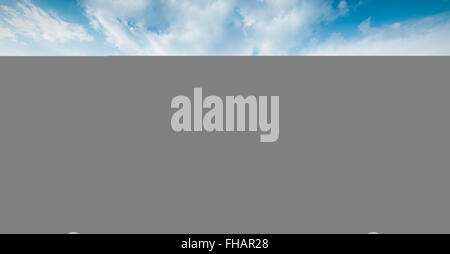Teutonischen Schloss in Malbork (Marienburg) in Pommern, Polen, Europa. UNESCO-Weltkulturerbe. Blauer Himmel mit Wolken in backgr Stockfoto