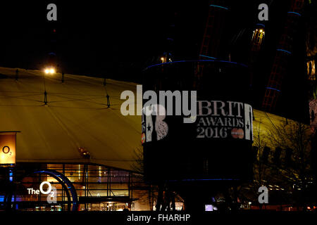 London, UK. 24. Februar 2016. UK-Unterhaltung: Leinwand außerhalb der o2-Arena, Greenwich Werbung dieser Abende Brit Awards 2016 Sponsered von Mastercard © Claire Doherty/Alamy Live News Stockfoto