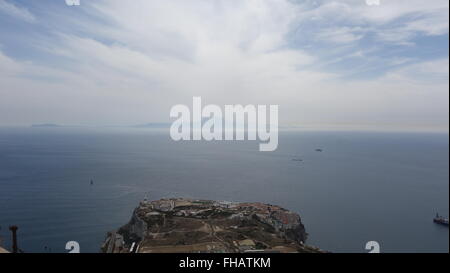 Straße von Gibraltar aus dem Felsen von Gibraltar. Stockfoto