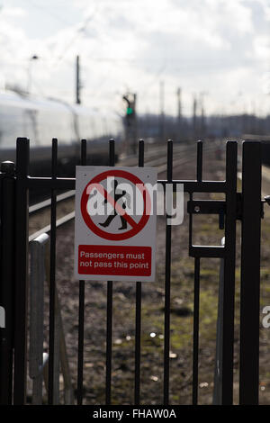 Verbot beachten - Eisenbahn Hausfriedensbruch Warnschild Passagiere nicht diesen Punkt mit einer Jungfrau Pendolino-Zug und grünen passieren muss Stockfoto