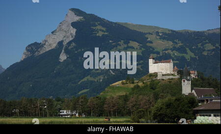 Das Gutenberg-Schloss (deutsch: Burg Gutenberg) ist ein intaktes Schloss in der Stadt Balzers, Liechtenstein, im Zentrum der Gemeinde Balzers. Stockfoto