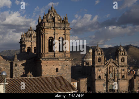 Türme der Kathedrale gegenüber der Kirche von La Compañia in Cuzco Stockfoto