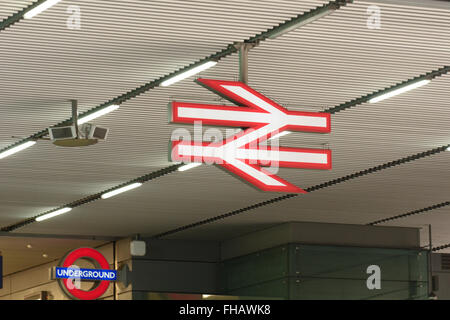 National Rail-Logo und unterirdischen Logo Zeichen an Cannon Street Station in London, England Stockfoto